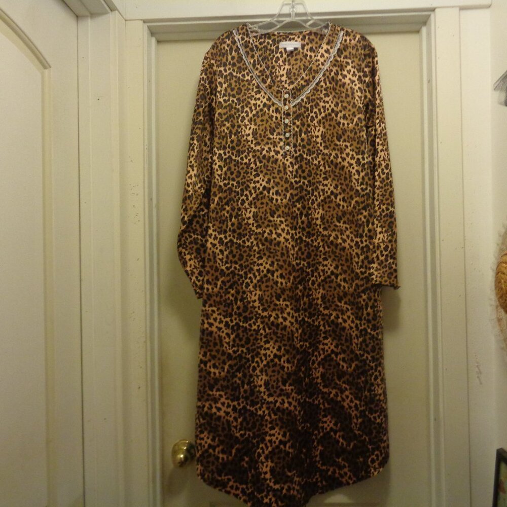 TRENDING RETRO STYLED ANIMAL PRINT CAROLE HOOHMAN SATINY NIGHTGOWN X L